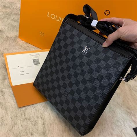 Túi cốp LV Nam vuông chính hãng Louis Vuitton .